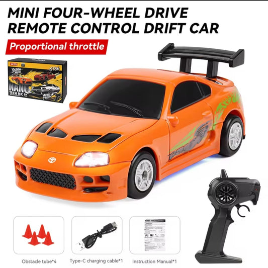 Mini Auto RC Drift Proporcional 1:64 – Supra Naranja – Control 2.4G, Luces LED y Kit de Obstáculos