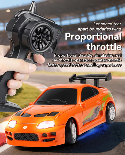 Mini Auto RC Drift Proporcional 1:64 – Supra Naranja – Control 2.4G, Luces LED y Kit de Obstáculos